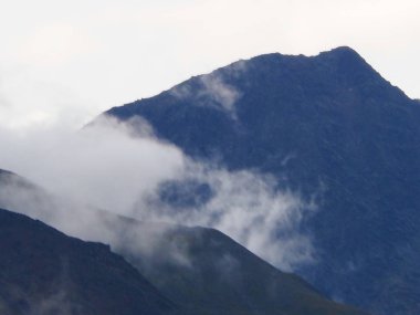 ağır sis, Rusya ile Altay dağlarının manzarası 