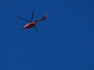 seyahat kavramı mavi gökyüzünde uçan helikopter