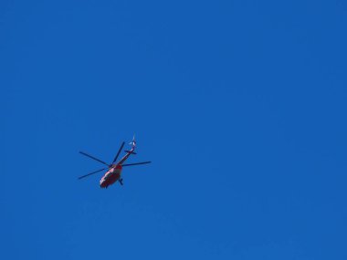 seyahat kavramı mavi gökyüzünde uçan helikopter