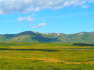 Altay Dağları manzarası ve yeşil çimenli bir vadi ısmarlayarak güneşli bir günde, Rusya Federasyonu 