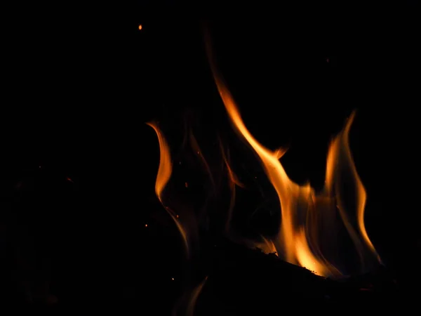 夜晚燃烧的篝火对星空夜空 — 图库照片