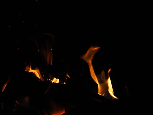 夜晚燃烧的篝火对星空夜空 — 图库照片