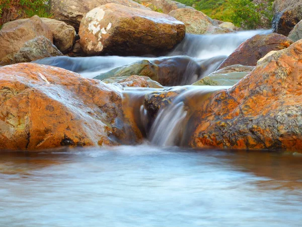 Πιτσίλισμα Καθαρό Νερό Από Ρυάκι Στο Βουνό Μεγάλες Πέτρες Στα — Φωτογραφία Αρχείου