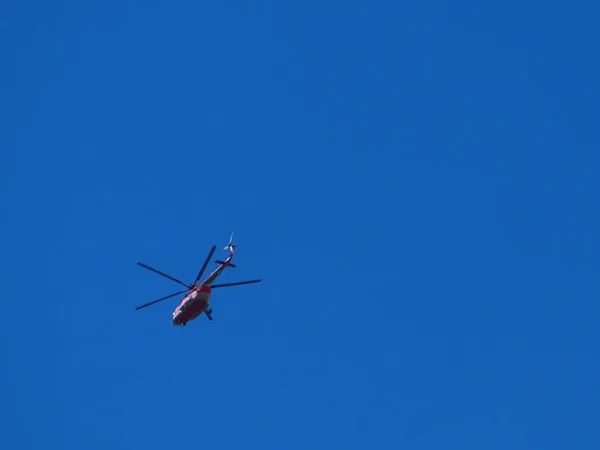 Hubschrauber Fliegt Blauem Himmel Reisekonzept — Stockfoto