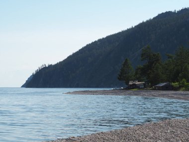 Baykal Gölü kıyısındaki avcı evi, Sibirya, Rusya
