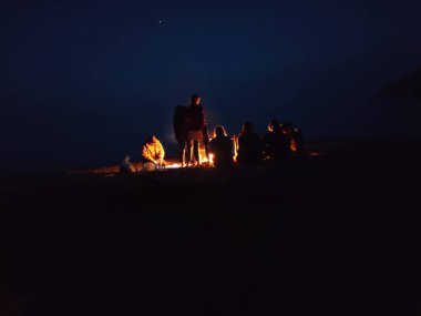 Rusya, Sibirya, Baykal Gölü kıyısında kamp ateşindeki turistler