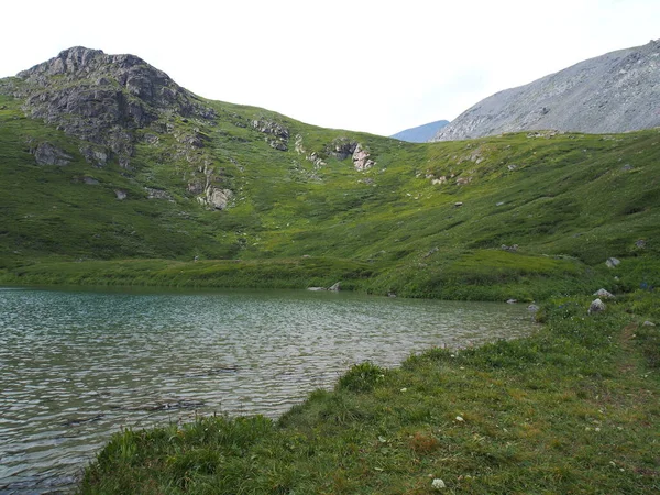 Ορεινή Λίμνη Στην Κοιλάδα Των Λιμνών Gorny Altai — Φωτογραφία Αρχείου