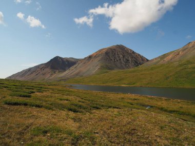 güzel manzara Altai dağ sıraları ve nehir