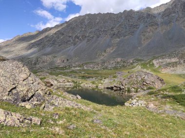 güzel manzara Altai dağ sıraları ve göl