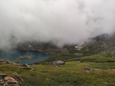 güzel manzara Altai dağ sıraları ve göl