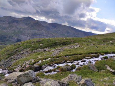 güzel manzara Altai dağ sıraları ve dere