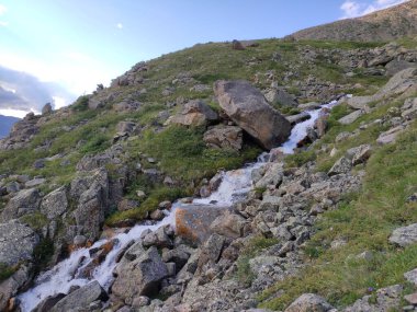 güzel manzara Altai dağ sıraları ve dere