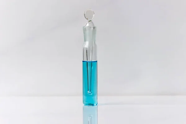 Раствор Сульфата Меди Крошечном Сосуде Голубая Жидкость Стеклянной Посуде Белом — стоковое фото
