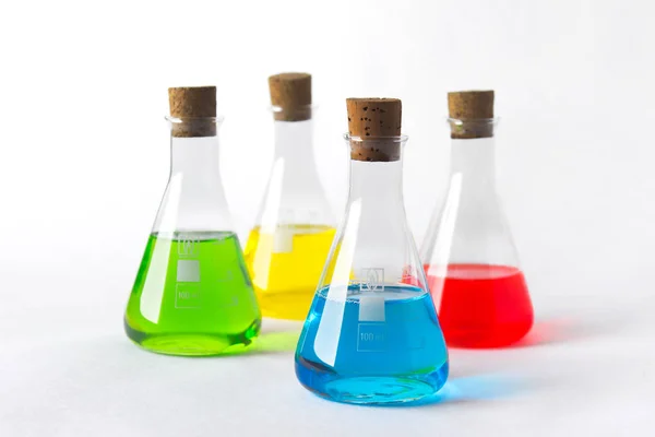 Quatre Flacons Laboratoire Avec Bouchons Liège Liquides Colorés Isolés Sur — Photo