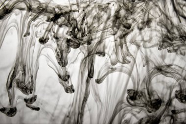 Su beyaz arka planda siyah mürekkeple swirls ile yapılan desen.