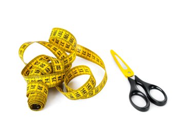 Dikiş tali gereçleri - teyp ve sarı renk makasla ölçme vurgu üzerinde izole beyaz.