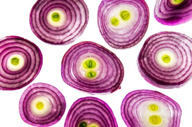 Merkezi beyaz zemin üzerine kırmızı soğan halkaları yeşil ve sarı mikroplar ile kesilmiş.