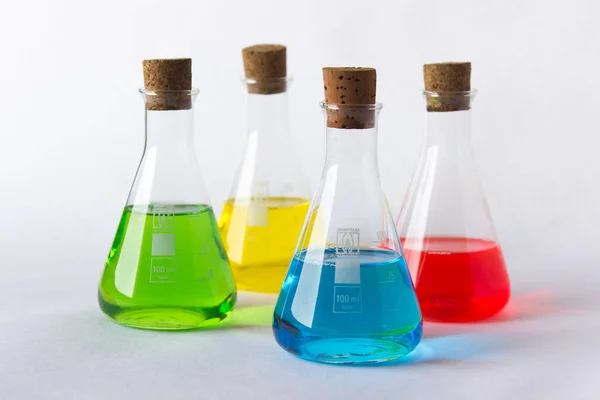 코르크 플러그와 다채로운 실험실 플라스 — 스톡 사진