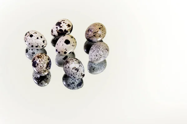 Ορτύκια Αυγά Αντανακλάται Έναν Καθρέφτη Λευκό Φόντο — Φωτογραφία Αρχείου
