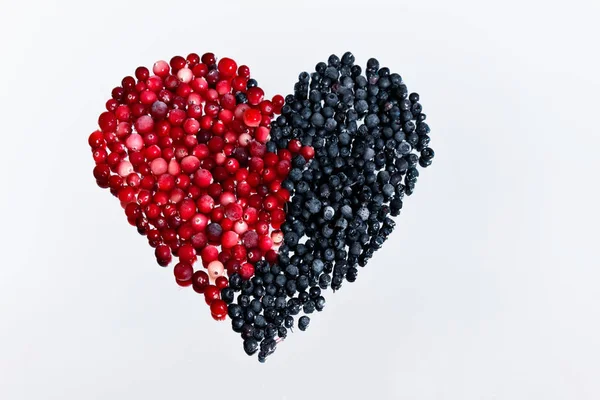 Herzförmige Anordnung Von Superfood Beeren Getrennt Zwei Sektoren Auf Weißem — Stockfoto