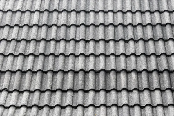 纹理与灰色屋顶瓷砖 屋顶保护盖材料排列成排 — 图库照片
