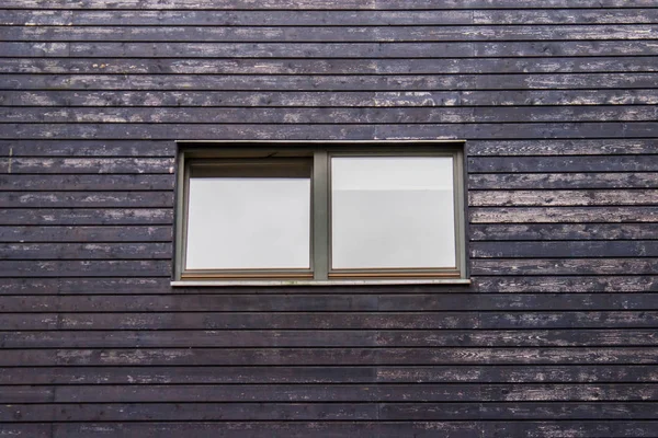 Guichet Unique Dans Mur Recouvert Planches Brunes Altérées Bois Matériaux — Photo