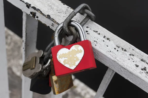 Κόκκινο Μεταλλικό Κλειδαριά Σκουριασμένο Καρδιά Σχήμα Κρεμώντας Γέφυρα Σύμβολο Της — Φωτογραφία Αρχείου
