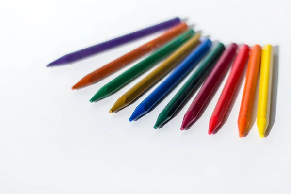 Bir Satır Boşluk Ile Beyaz Arka Plan Üzerinde Renkli Kalem — Stok fotoğraf