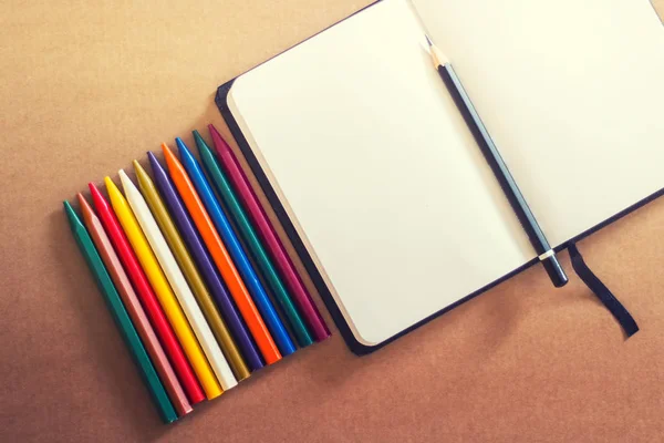 배경에 스케치를 노트북 Pensil와 다채로운 Pensils — 스톡 사진