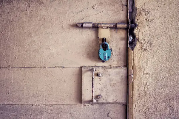 Altes Blaues Metallisches Türschloss Auf Dem Hintergrund Einer Betonwand Sicherheitskonzept — Stockfoto