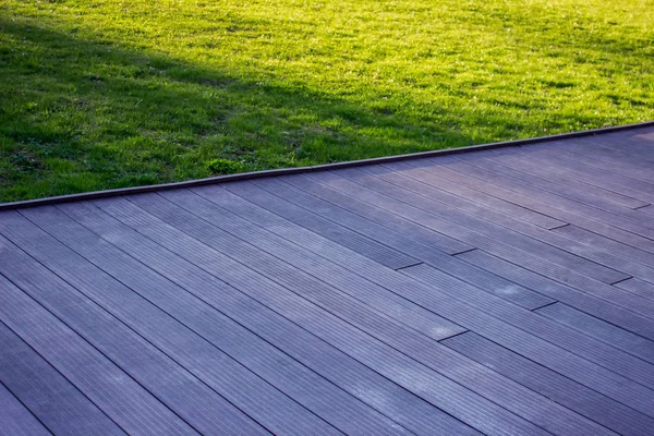 Textura Piso Exterior Madeira Com Grama Verde Fundo Dia Ensolarado — Fotografia de Stock