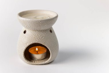 Aroma lamba yanan mum ve su damla aroma yağı ile boş alanı olan beyaz arka plan üzerinde ile. Aromaterapi aksesuarları.