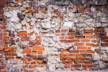 Kırmızı tuğla duvar dokusu eski püskü ve çatlaklar ile sıkıntılı beton ile dolu.