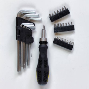 Tornavida Seti - beyaz arka plan üzerinde tornavida için çeşitli değiştirilebilir metal parçalar. Üstten görünüm, düz lay.