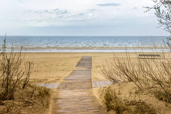 Camino Madera Que Conduce Playa Vacía Del Mar Báltico Paisaje —  Fotos de Stock