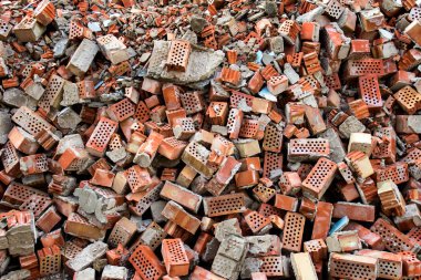 Kırmızı kırık tuğla çimento kalanlar desenli. Eski bina deconstruction.