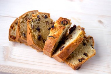 Ahşap üzerine üzümlü taze pişmiş ve dilimli kek