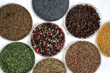 Çeşitli otlar ve baharatlar - kurutulmuş kimyon, maydanoz, haşhaş tohumu, karanfil, karabiber, keten tohumu,