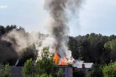 Evin çatı yanıyor. Evi yanan vurgu yerden gelen duman.