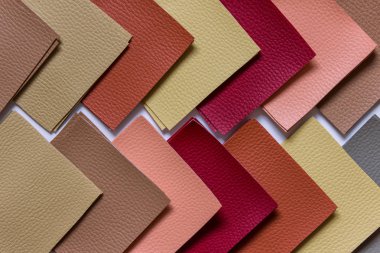 Renkli kumaş ile arka plan kareler beyaz zemin üzerine örnekler. Dikiş aksesuarları.