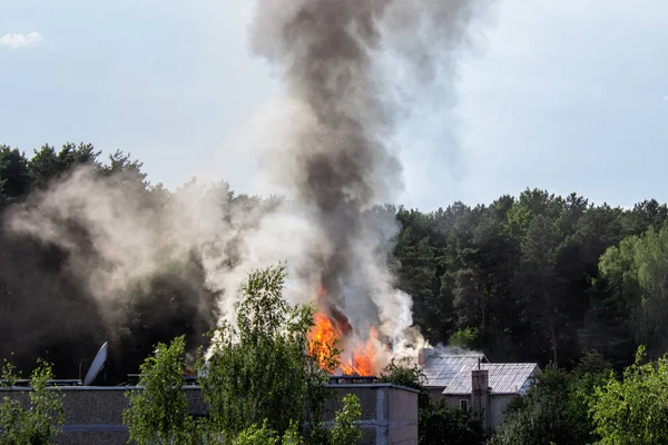 房子屋顶着火了 浓烟来自燃烧房屋的口音 — 图库照片