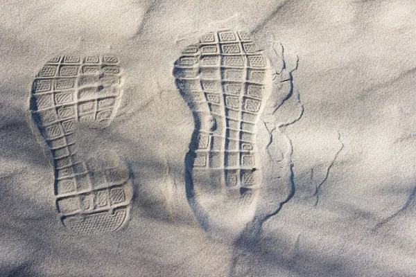 След обуви на песке — стоковое фото