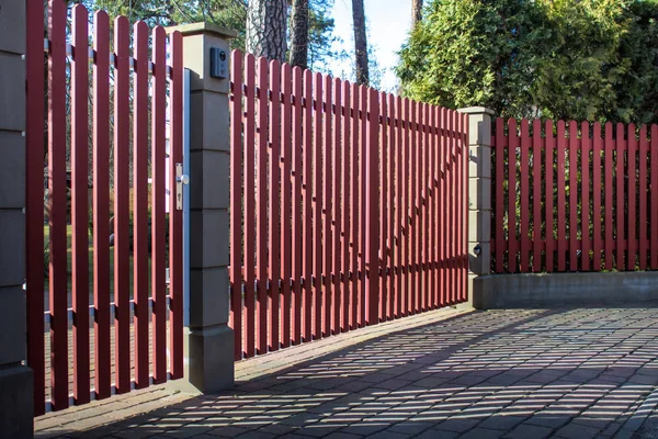 Valla roja de protección del territorio privado —  Fotos de Stock