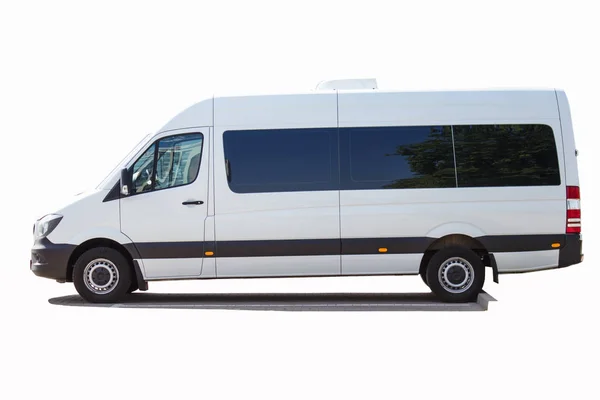 Beyaz minibüs beyaz arkaplanda izole edildi