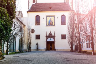 Prag'daki küçük kilisenin iç meydanı