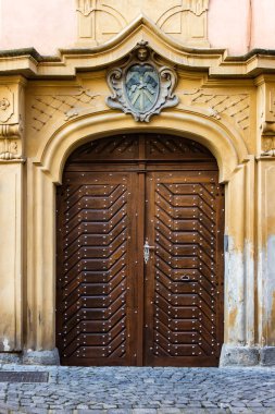 Prag'da heraldics ile Ortaçağ eski oyma ahşap kapılar