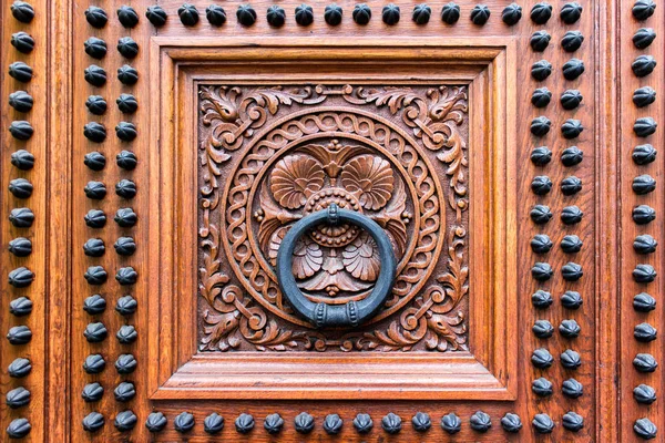 Δεκαδικές μεσαιωνικές ξύλινες πόρτες — Φωτογραφία Αρχείου