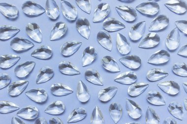 Mor arka plan üzerinde rastgele düzenlenmiş kristaller