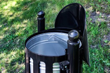 Açık trashbin yakın