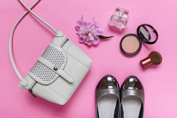 Composizione con accessori moda su sfondo rosa — Foto Stock